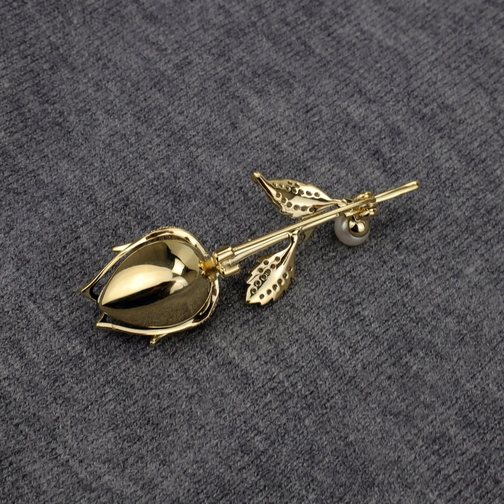 Rose with cubic zirconia and a pearl - 14K gold-plated brooch